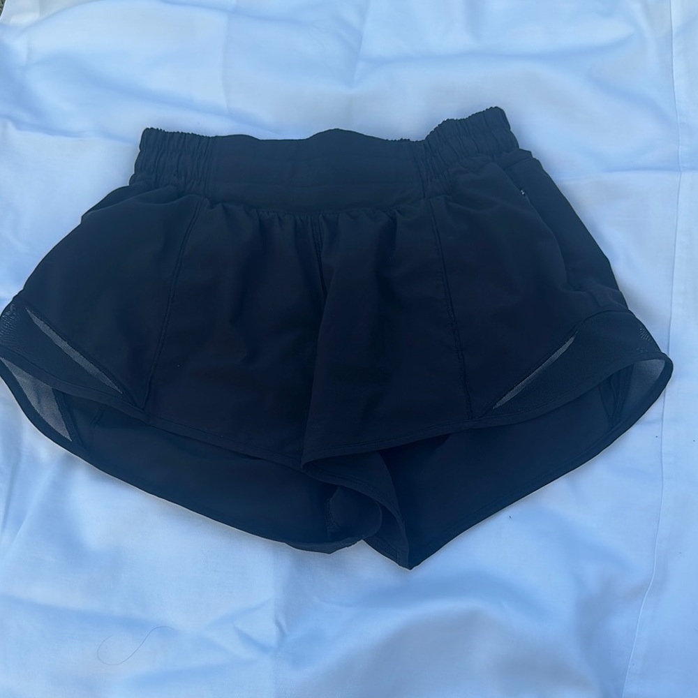 Lululemon Hotty Hot 2.5” Inseam Low Rise Color Black Size 4